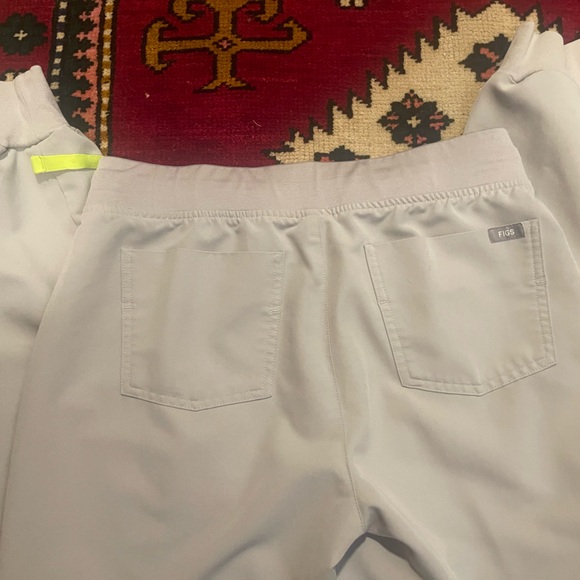 Figs scrub set tan stone color with neon yellow tie Womens size Medium - Picture 10 of 10